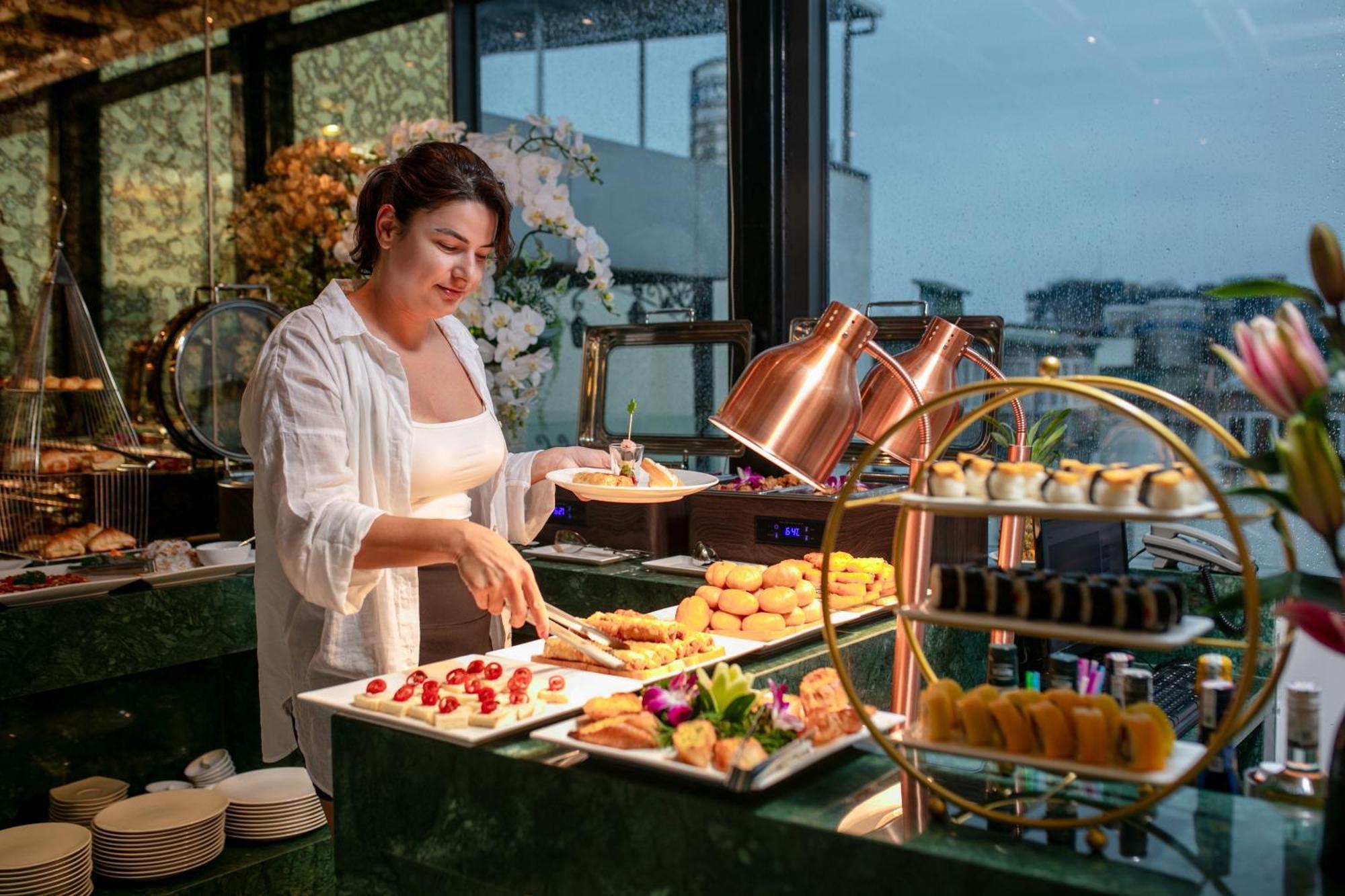 Le Premier Hotel & Rooftop Bar Hanoi Exterior foto