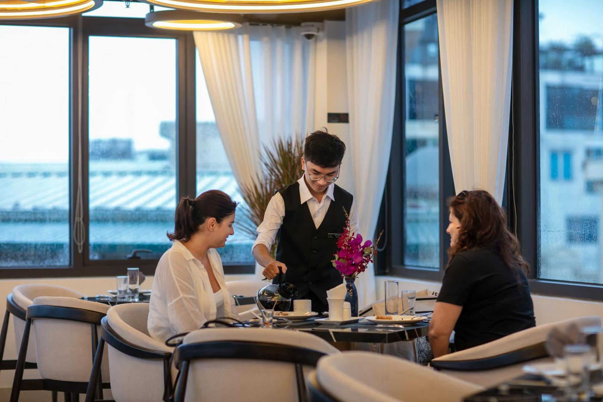 Le Premier Hotel & Rooftop Bar Hanoi Exterior foto