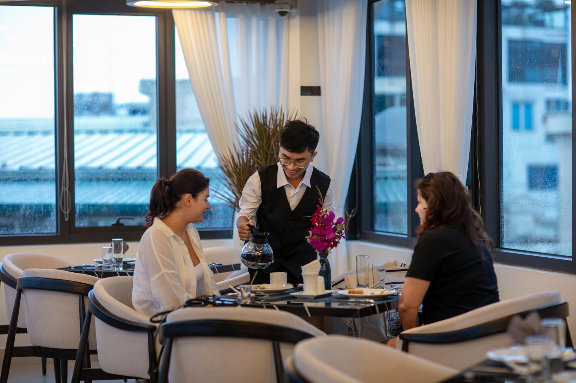 Le Premier Hotel & Rooftop Bar Hanoi Exterior foto